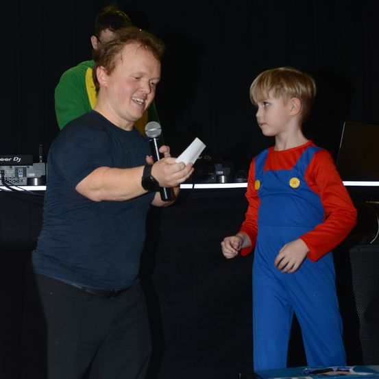 Bild enthält, Long Sleeve, Finger, Person, Adult, Male, Man, Boy, Child, People, Face