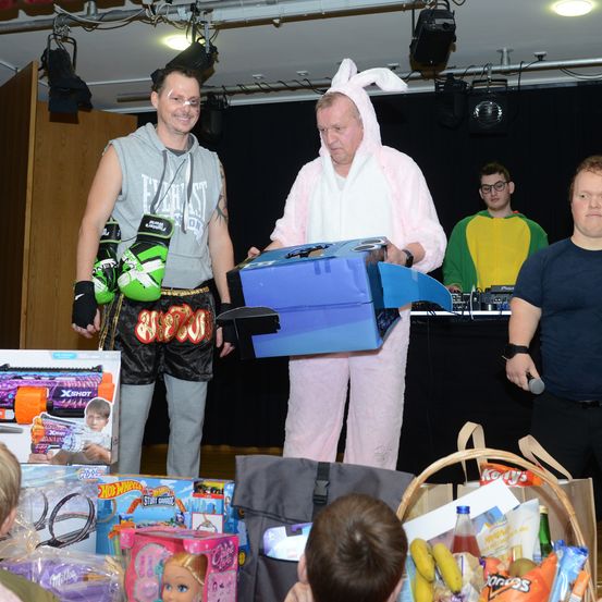 Bild enthält, Adult, Male, Man, Person, T-Shirt, Boy, Child, Face, Hat, Laptop