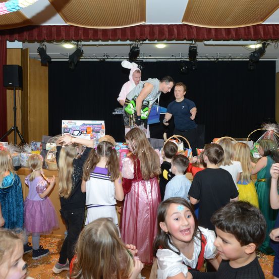 Bild enthält, Kindergarten, Child, Female, Girl, Person, Boy, Male, Face, People, Shoe