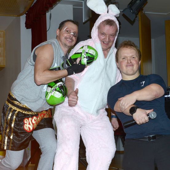 Bild enthält, Finger, Person, Shoe, Adult, Male, Man, Hat, Face, Pants, People