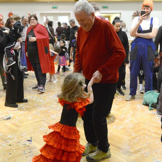 Bild enthält, Adult, Female, Person, Woman, People, Dancing, Male, Man, Child, Girl