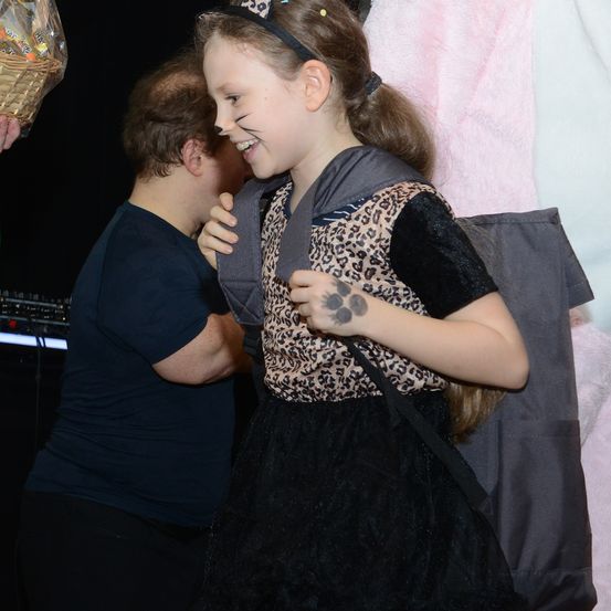 Bild enthält, Dress, Evening Dress, Formal Wear, Child, Female, Girl, Person, Adult, Woman, Finger