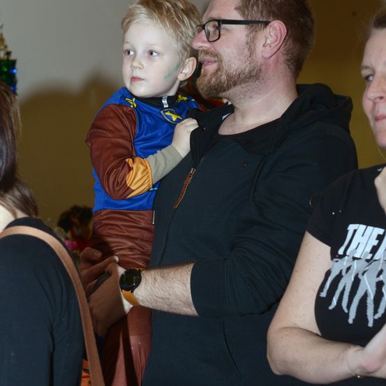 Bild enthält, T-Shirt, Pants, Finger, Person, Adult, Male, Man, Bag, Handbag, Face