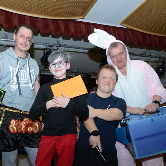 Bild enthält, People, Person, T-Shirt, Adult, Male, Man, Finger, Accessories, Handbag, Baseball Cap