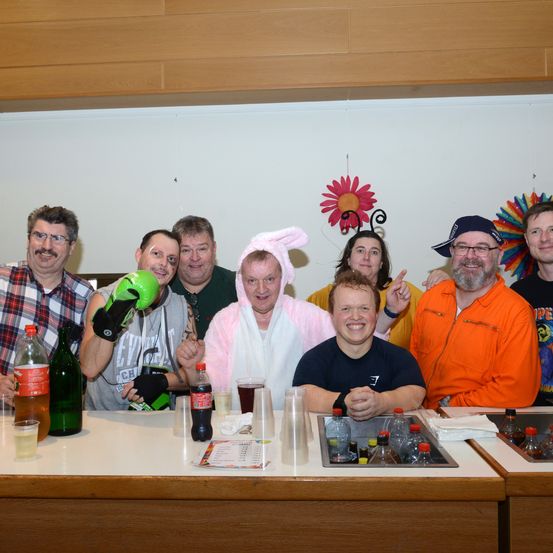 Bild enthält, Pub, Hat, Adult, Male, Man, Person, Wood, Child, Female, Girl