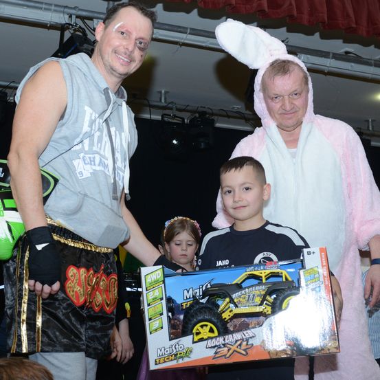 Bild enthält, T-Shirt, Adult, Male, Man, Person, Pants, Face, Shorts, Wheel, Baseball Cap