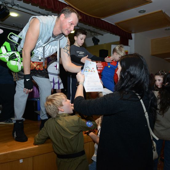 Bild enthält, Wood, Plywood, Adult, Female, Person, Woman, Floor, Flooring, Hardwood, Pants