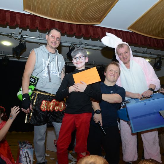 Bild enthält, People, Person, Hat, Adult, Male, Man, Bride, Female, Woman, T-Shirt