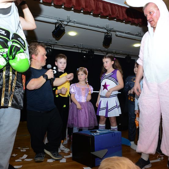 Bild enthält, Adult, Male, Man, Person, People, Child, Female, Girl, Dress, Shoe