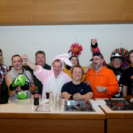 Bild enthält, Hat, Wood, People, Person, Adult, Male, Man, Cap, Female, Woman