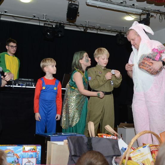 Bild enthält, Adult, Female, Person, Woman, Dress, Boy, Child, Male, T-Shirt, Hat