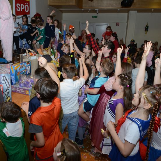 Bild enthält, Urban, Celebrating, Person, People, Boy, Child, Male, Female, Girl, Face