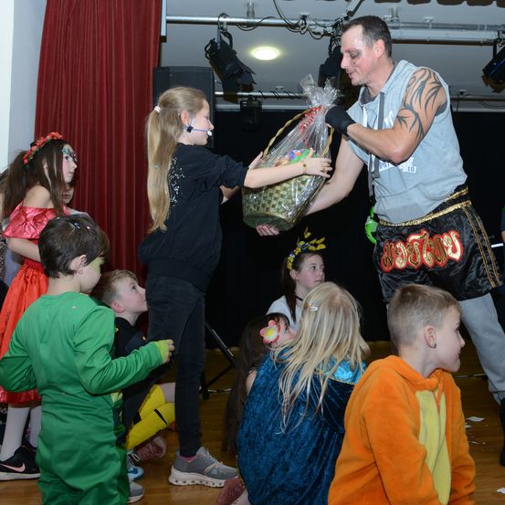 Bild enthält, Boy, Child, Male, Person, Pants, Adult, Female, Woman, Girl, Man