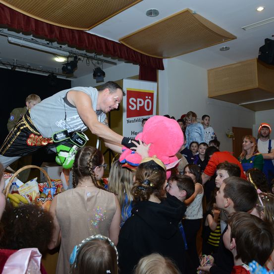 Bild enthält, Hat, Child, Female, Girl, Person, Adult, Woman, Male, Man, Baseball Cap