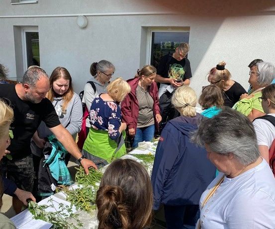 Bild enthält, Adult, Female, Person, Woman, People, Male, Man, Face, Outdoors, Nature