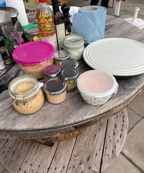 Bild enthält, Furniture, Table, Tabletop, Adult, Male, Man, Person, Mason Jar, Plate