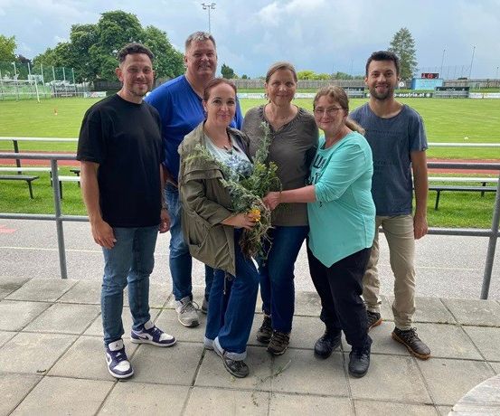 Bild enthält, Grass, Park, People, Person, Pants, Groupshot, Adult, Male, Man, Woman