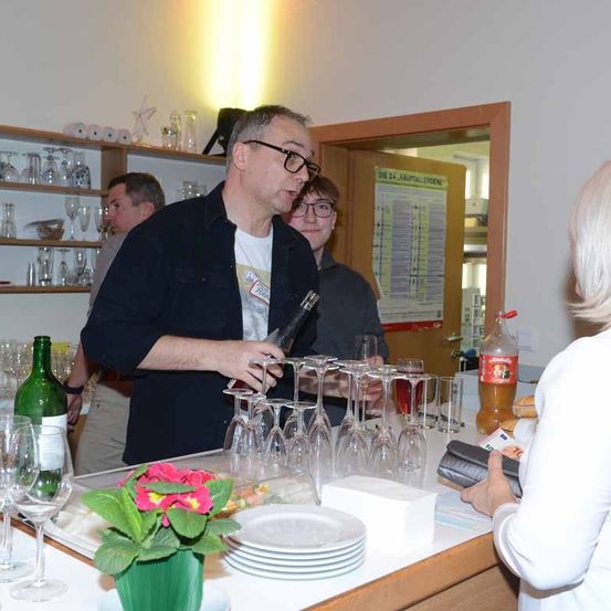 Bild enthält, Dining Room, Dining Table, Table, Glass, Adult, Female, Person, Woman, Male, Man