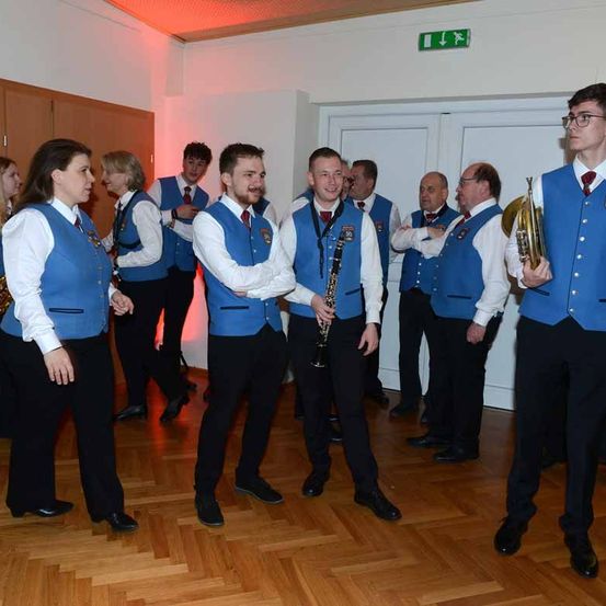 Bild enthält, Adult, Female, Person, Woman, Male, Man, People, Horn, Pants, Tuba