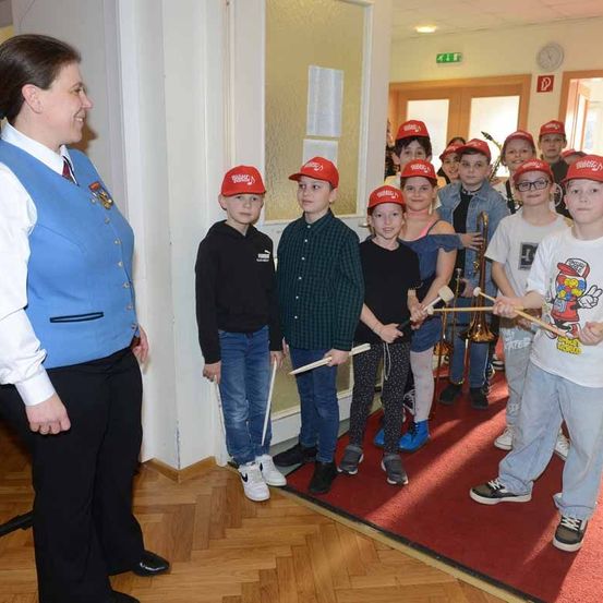 Bild enthält, Pants, Hardhat, People, Person, Baseball Cap, Adult, Male, Man, Baton, Jeans