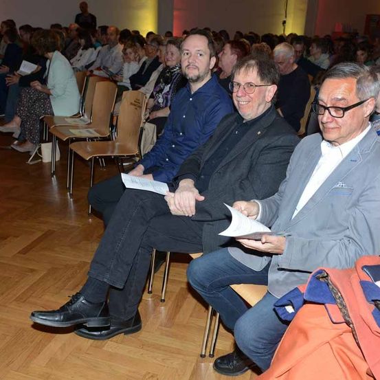 Bild enthält, People, Person, Adult, Female, Woman, Male, Man, Crowd, Coat, Face