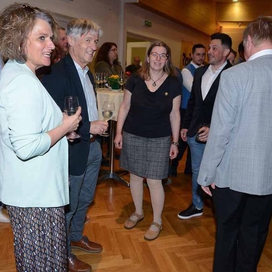 Bild enthält, Formal Wear, Suit, Person, Adult, Female, Woman, Skirt, Male, Man, Coat