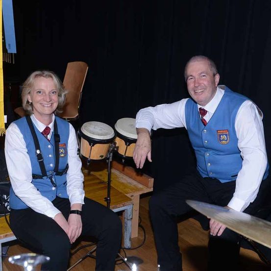 Bild enthält, Adult, Male, Man, Person, Microphone, Face, Portrait, Musical Instrument, Drum, People