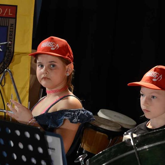 Bild enthält, Person, Drummer, Music, Musical Instrument, Musician, Percussion, Performer, Baseball Cap, Hat, Face
