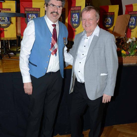 Bild enthält, Blazer, Coat, Jacket, Formal Wear, Tie, Pants, Suit, Person, Photography, Portrait