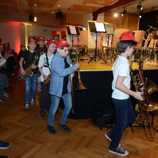 Bild enthält, People, Person, Boy, Male, Teen, Adult, Man, Jeans, Pants, Shoe