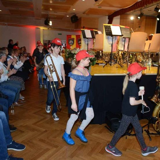 Bild enthält, People, Person, Adult, Male, Man, Musical Instrument, Tuba, Jeans, Shoe, Face