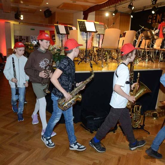 Bild enthält, People, Person, Music Band, Adult, Male, Man, Boy, Teen, Shoe, Jeans