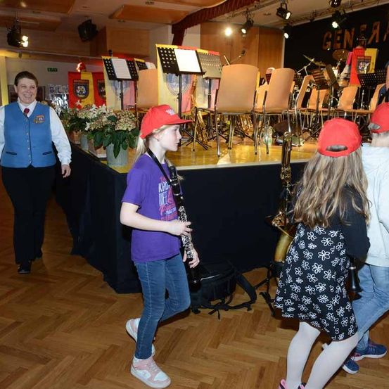 Bild enthält, People, Person, Pants, Child, Female, Girl, Adult, Male, Man, Urban