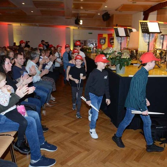 Bild enthält, People, Person, Pants, Adult, Male, Man, Jeans, Urban, Indoors, Face