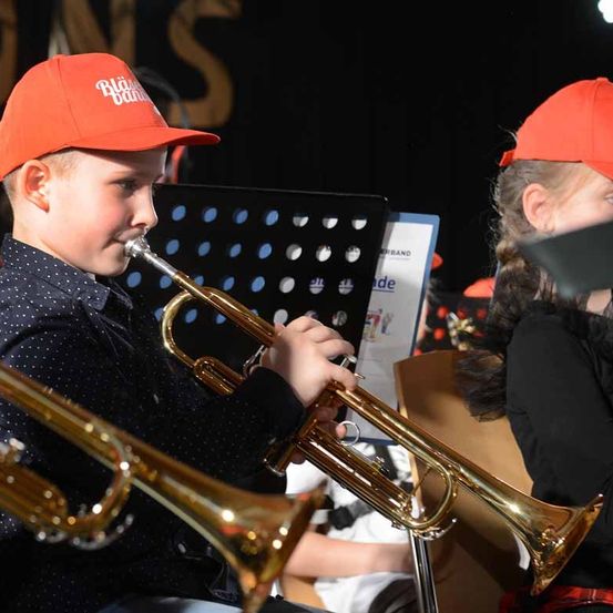 Bild enthält, Person, Group Performance, Music, Music Band, Musical Instrument, Musician, Performer, Horn, Trumpet, People