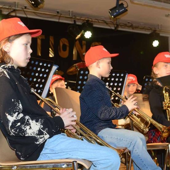 Bild enthält, Group Performance, Music Band, Musical Instrument, Person, Adult, Male, Man, Baby, Face, Baseball Cap