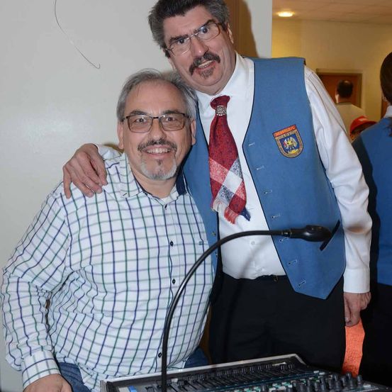 Bild enthält, Adult, Male, Man, Person, People, Tie, Glasses, Face, Coat, Blazer