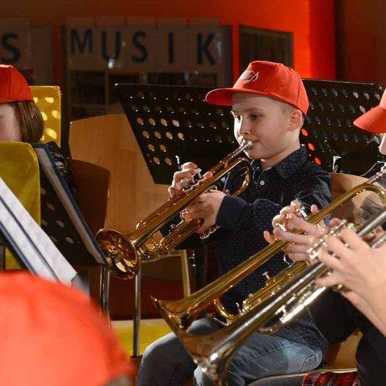 Bild enthält, Group Performance, Music Band, Musical Instrument, Musician, Performer, Person, People, Trumpet, Baseball Cap, Flugelhorn