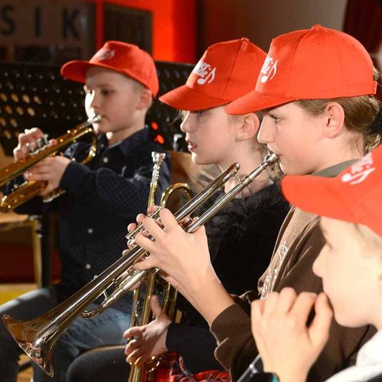 Bild enthält, Group Performance, Music, Music Band, Musical Instrument, Musician, Performer, Person, People, Trumpet, Flugelhorn