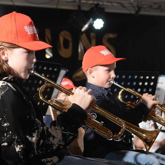 Bild enthält, Horn, Musical Instrument, Trumpet, Group Performance, Music Band, Musician, Person, People, Face, Flugelhorn