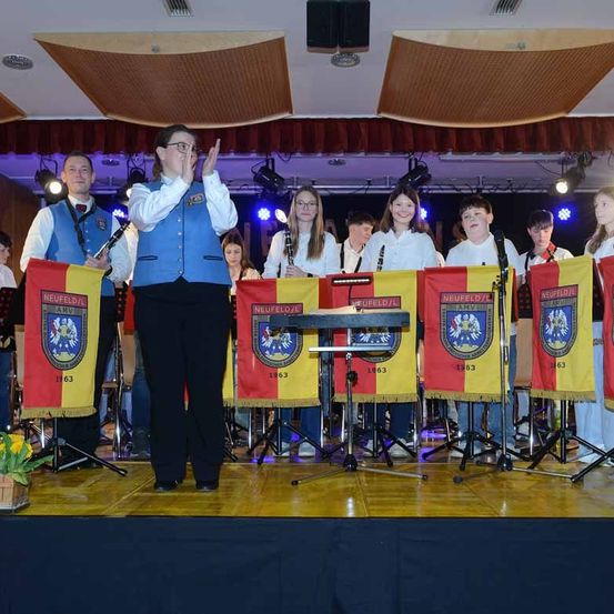 Bild enthält, Crowd, Person, Audience, Adult, Male, Man, Speech, Face, Head