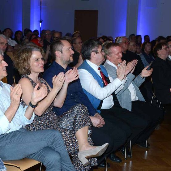 Bild enthält, Applause, Person, Adult, Male, Man, Face, Head, Footwear, Shoe, Jeans