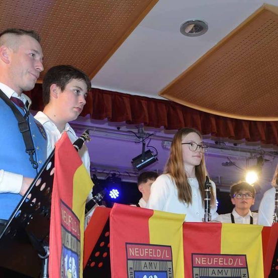 Bild enthält, Crowd, Person, Adult, Female, Woman, Male, Man, Boy, Teen, Face