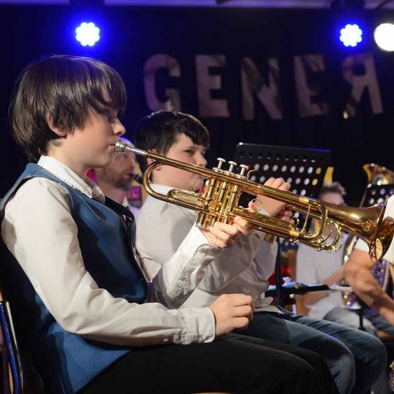 Bild enthält, Group Performance, Music, Music Band, Musical Instrument, Musician, Performer, Person, Flugelhorn, Horn, Trumpet