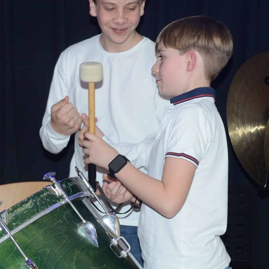 Bild enthält, Microphone, Boy, Child, Male, Person, Musical Instrument, Teen, Percussion, Drum, Mace Club