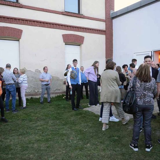 Bild enthält, Adult, Male, Man, Person, Female, Woman, Jeans, Shoe, People, Suit