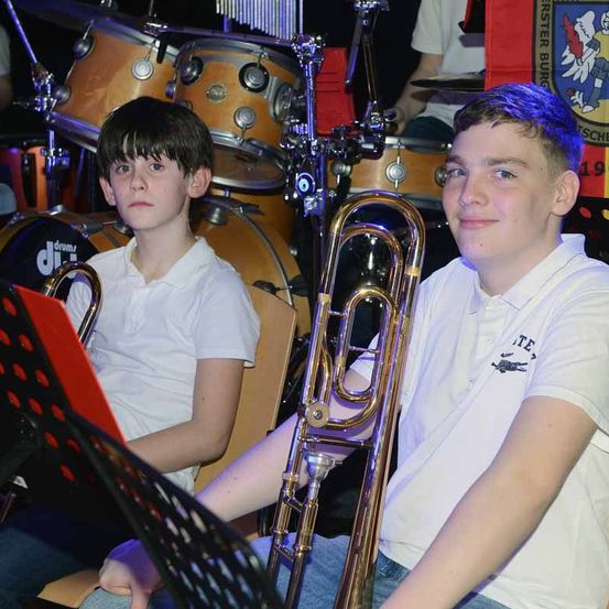 Bild enthält, Boy, Male, Person, Teen, Group Performance, Music Band, Musical Instrument, Child, Adult, Man