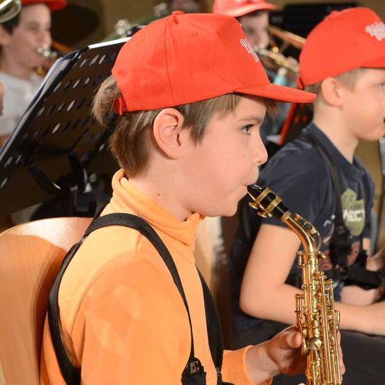 Bild enthält, Person, Baseball Cap, Hat, Group Performance, Music, Music Band, Musical Instrument, Musician, Performer, People