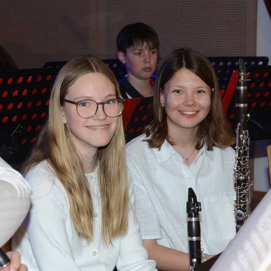 Bild enthält, Musical Instrument, Oboe, Clarinet, Boy, Child, Male, Person, Glasses, Face, Portrait