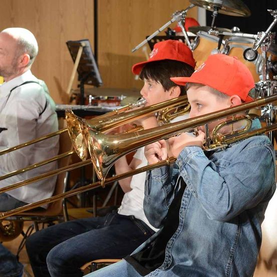 Bild enthält, Group Performance, Music Band, Musical Instrument, Musician, Performer, Person, Adult, Male, Man, Baseball Cap